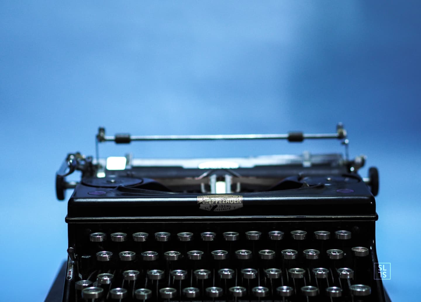 machine à écrire vintage, noire sur un fond bleu